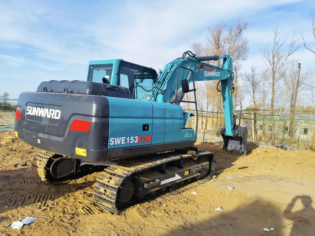 冲、冲、冲！带您感受龙8头号玩家智能挖掘机火热交机时刻