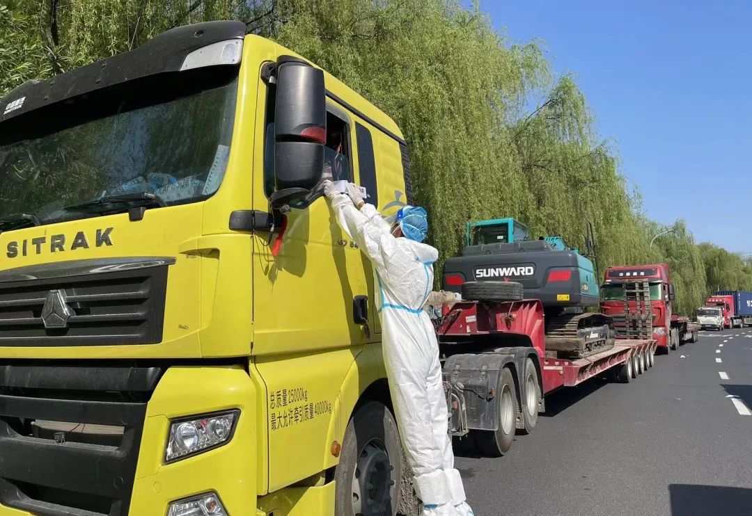 防疫、交机两手抓！龙8头号玩家智能挖掘机顺遂交付获好评