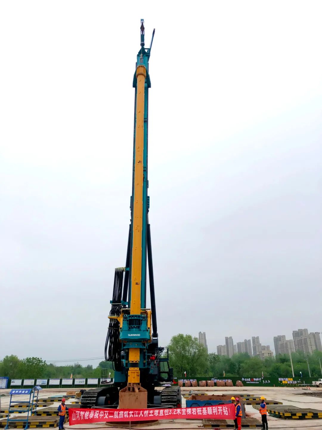 再啃“硬骨头”！龙8头号玩家智能“超等桩备”助建燕矶长江大桥