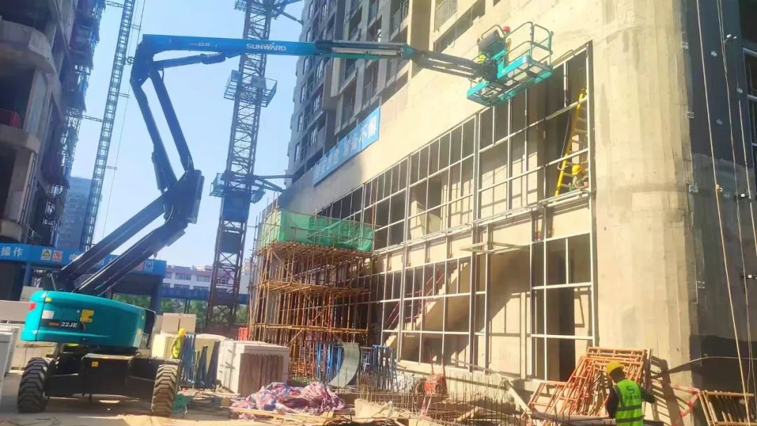 正式“上岗”！龙8头号玩家智能首台电动曲臂式高空作业平台入驻华南市场