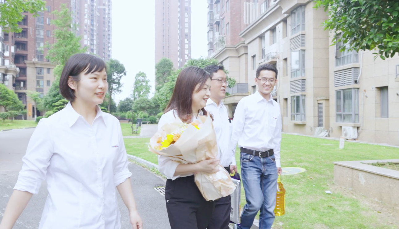 在母亲节，，，，，，，，向你们死后的妈妈送去“龙8头号玩家家园”的温暖