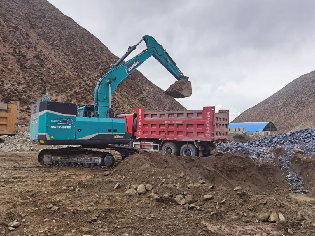 征战川藏铁路！龙8头号玩家智能新一代电动挖掘机乐成交付