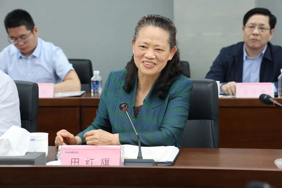 深化产学研相助！中南大学校长、中国工程院院士田红旗率团造访龙8头号玩家智能