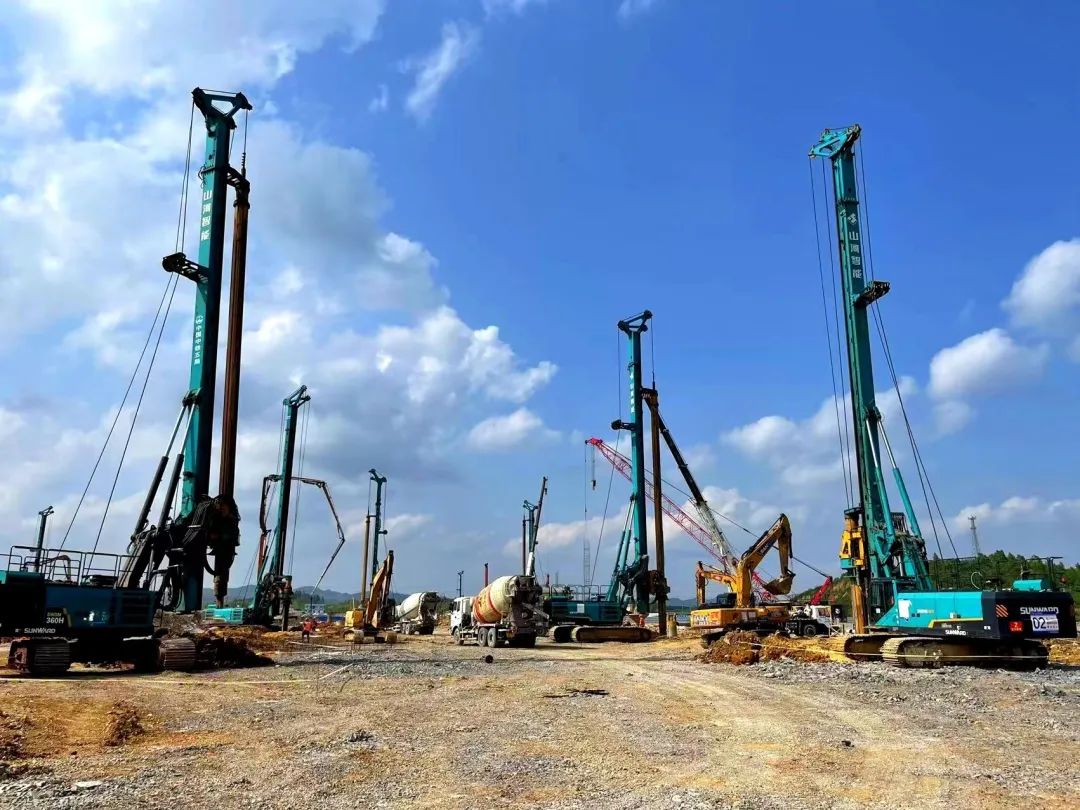 打桩“神器”再露矛头！龙8头号玩家智能旋挖钻机助力贵阳贵安新区负极质料项目加速建设