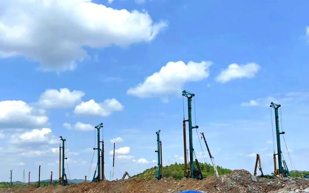 打桩“神器”再露矛头！龙8头号玩家智能旋挖钻机助力贵阳贵安新区负极质料项目加速建设