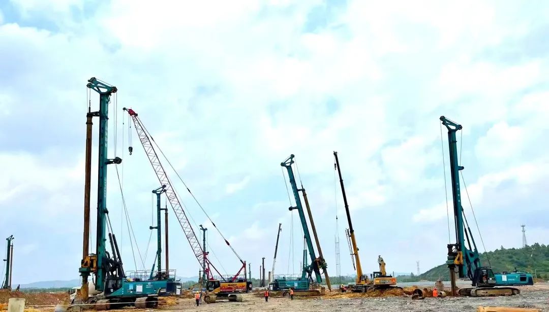 打桩“神器”再露矛头！龙8头号玩家智能旋挖钻机助力贵阳贵安新区负极质料项目加速建设