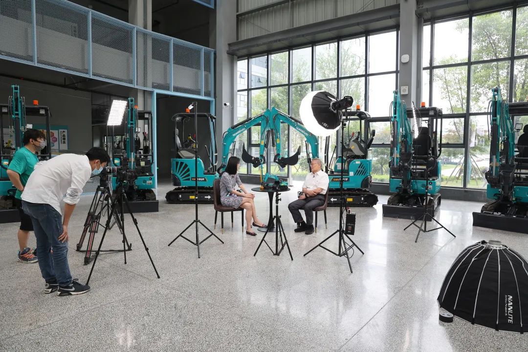 CGTN探厂！专访龙8头号玩家智能董事长、首席专家何清华花絮来了