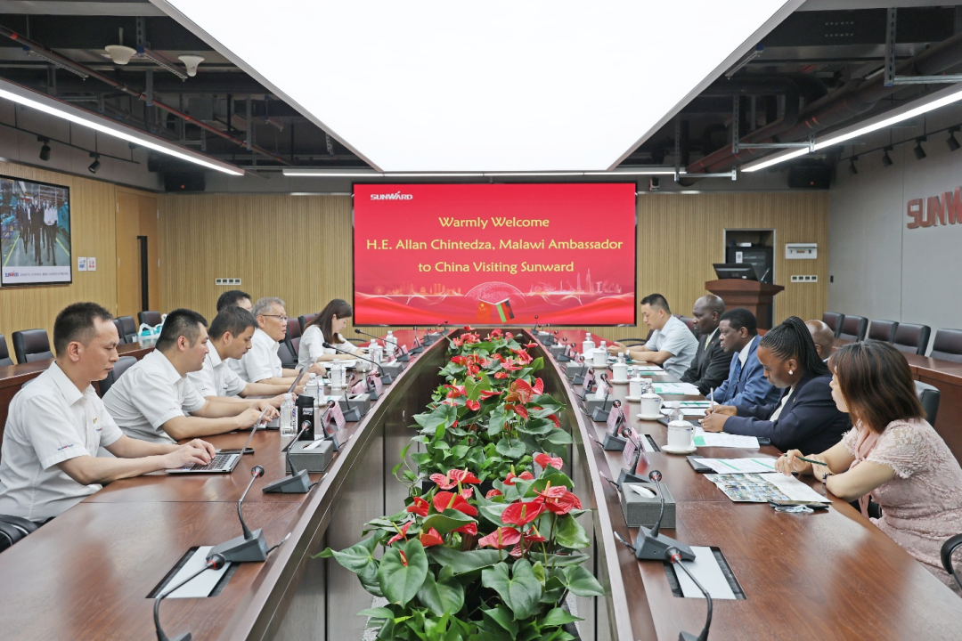马拉维大使一行考察龙8头号玩家智能