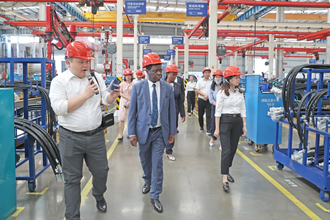 马拉维大使一行考察龙8头号玩家智能