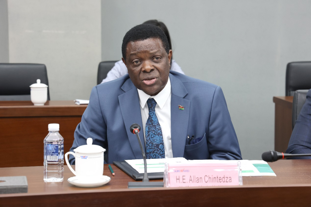 马拉维大使一行考察龙8头号玩家智能