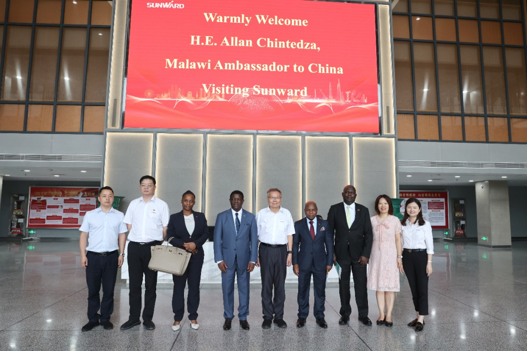 马拉维大使一行考察龙8头号玩家智能