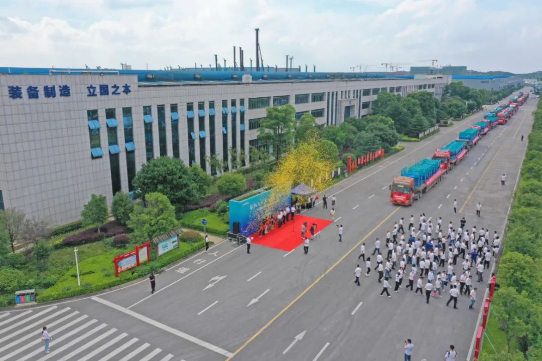 献礼二十大，，，，，，，再攀新高地！龙8头号玩家智能高空机械装备再迎批量发货