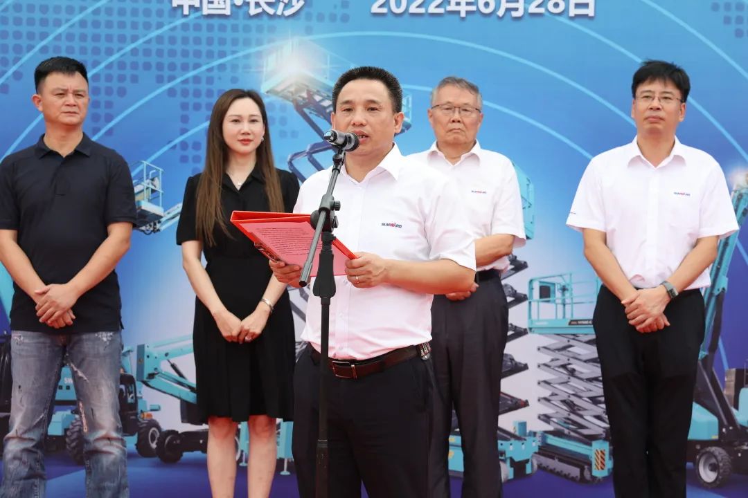 献礼二十大，，，，，，，再攀新高地！龙8头号玩家智能高空机械装备再迎批量发货