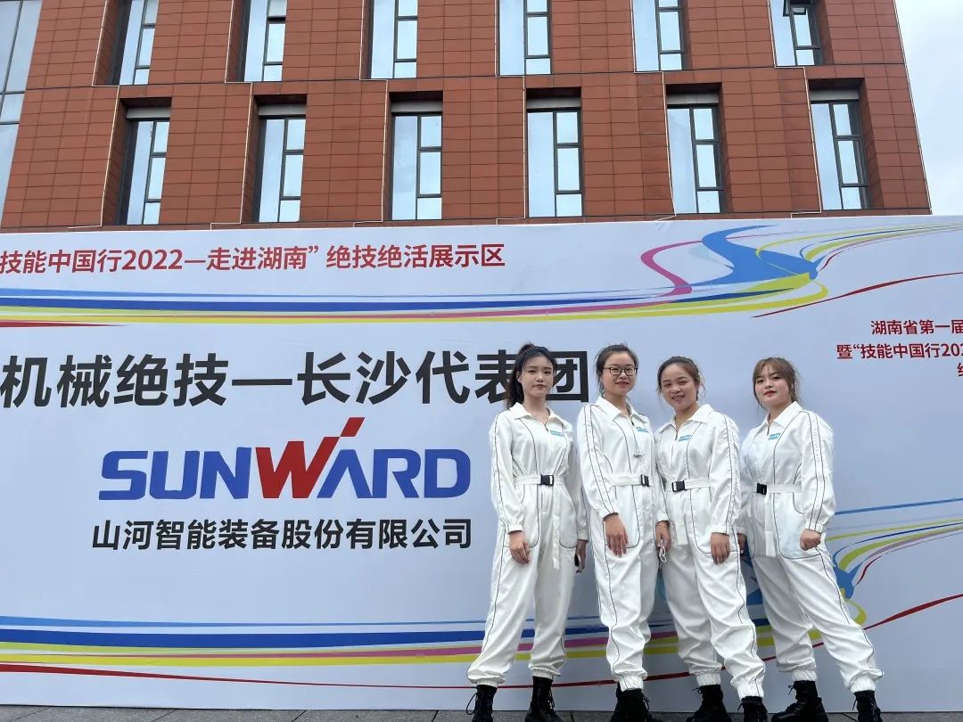 “太绝了！”龙8头号玩家智能代表长沙精彩亮相湖南省第一届职业手艺大赛特技绝活展演