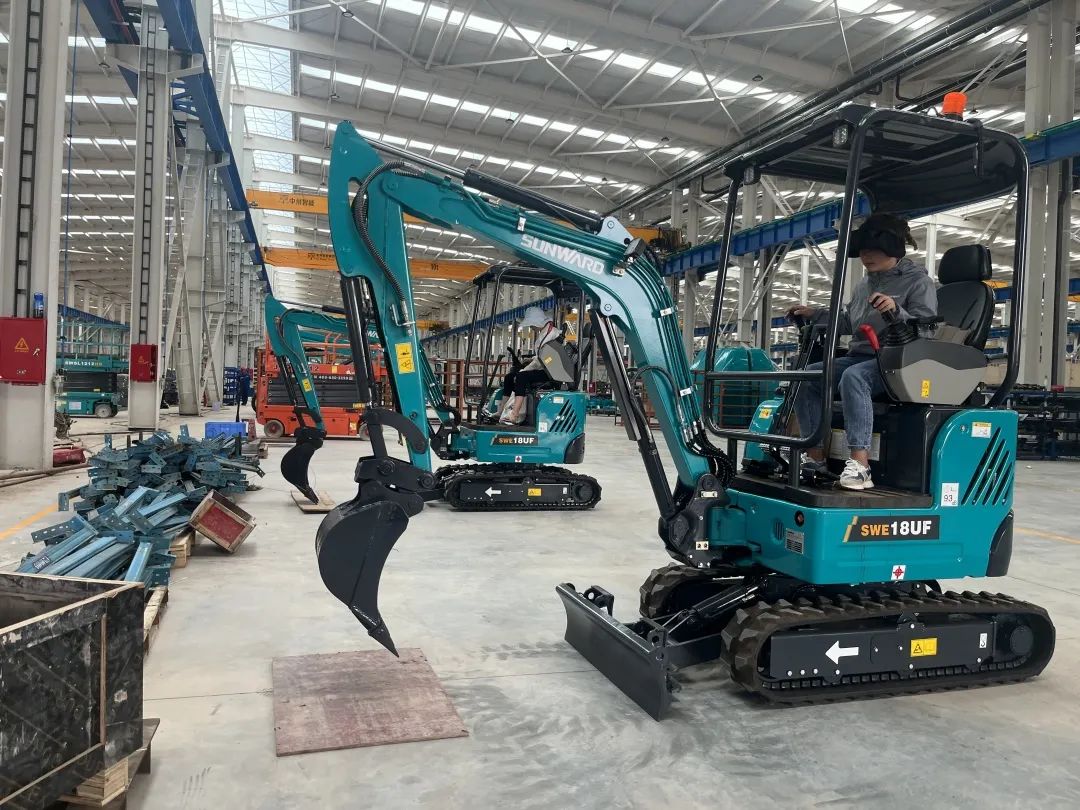 “太绝了！”龙8头号玩家智能代表长沙精彩亮相湖南省第一届职业手艺大赛特技绝活展演