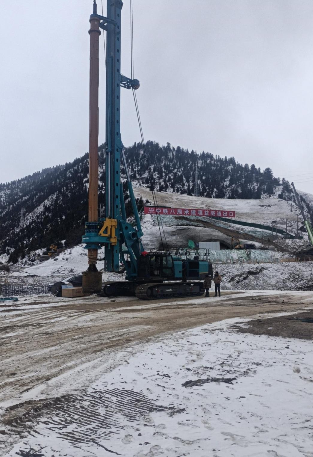 决战“天下之巅”！龙8头号玩家智能旋挖钻机实力助建川藏铁路