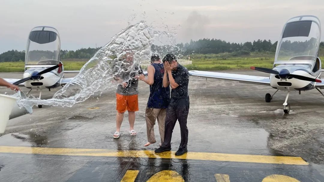 冲上云霄！湖南龙8头号玩家通航学员乐成单飞