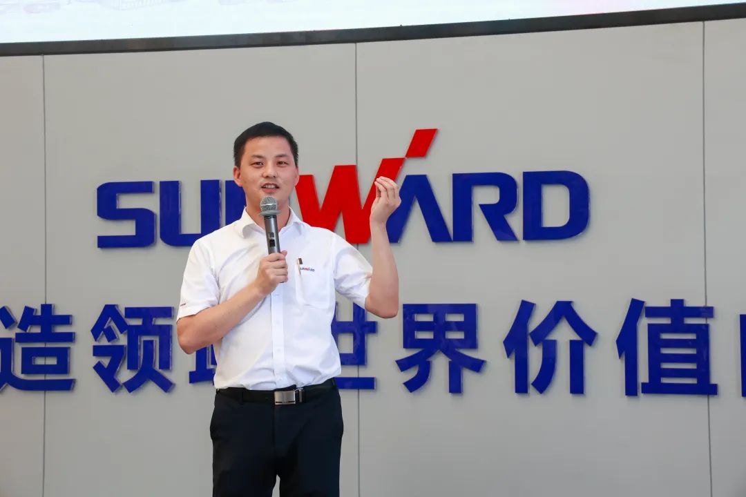 又酷又辣又炫！龙8头号玩家智能第二届挖机废物来了