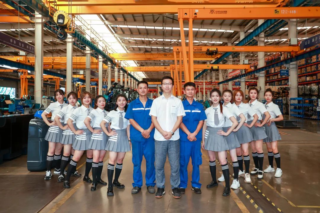 又酷又辣又炫！龙8头号玩家智能第二届挖机废物来了