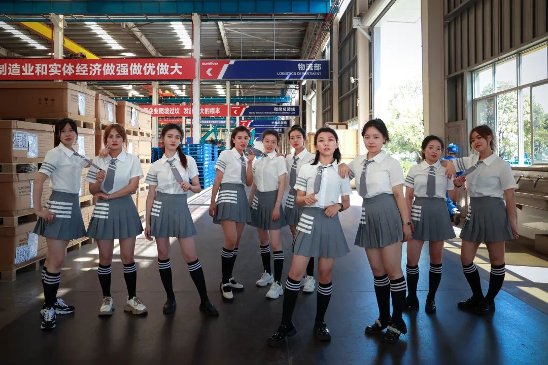 又酷又辣又炫！龙8头号玩家智能第二届挖机废物来了