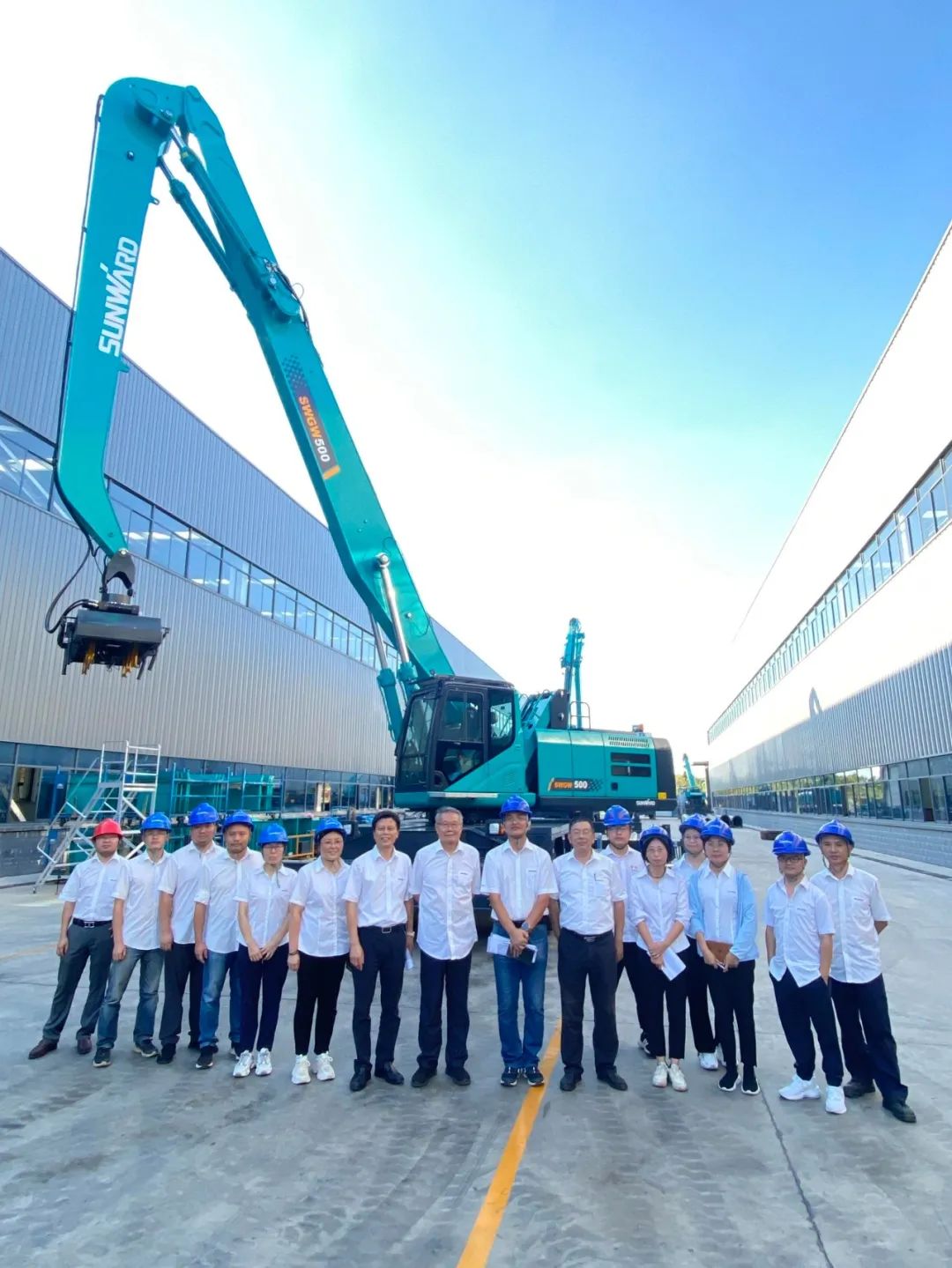 作业幅度达18米，，，，，，龙8头号玩家智能首台轮式抓料机乐成下线