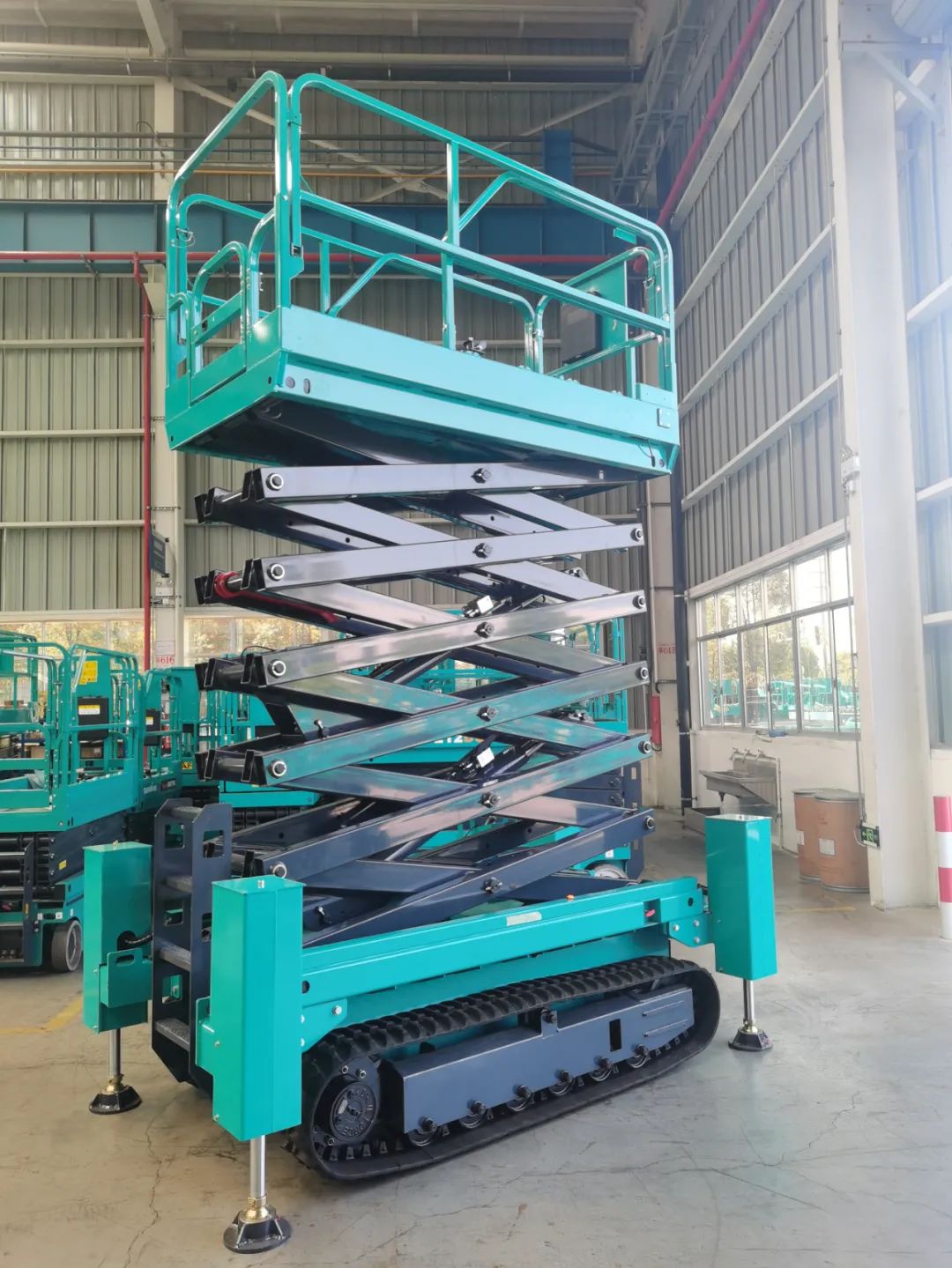 加速电动化产品结构，，，，，龙8头号玩家智能第一款履带剪叉式高空作业平台来了！