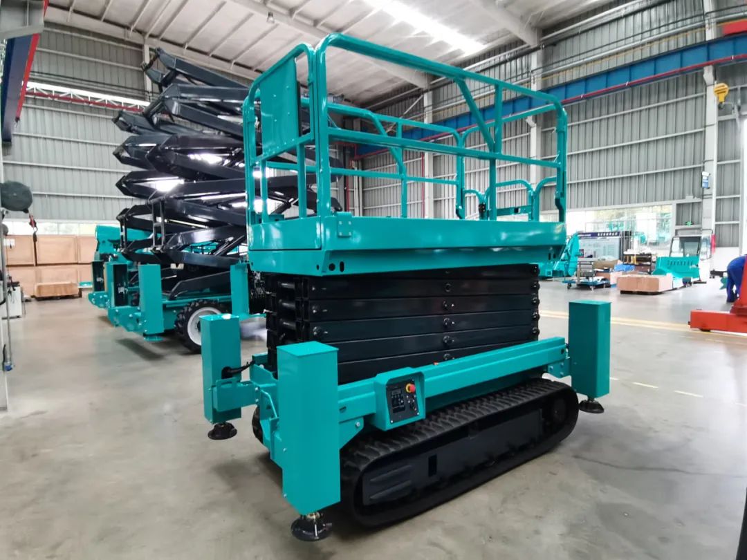 加速电动化产品结构，，，，，龙8头号玩家智能第一款履带剪叉式高空作业平台来了！