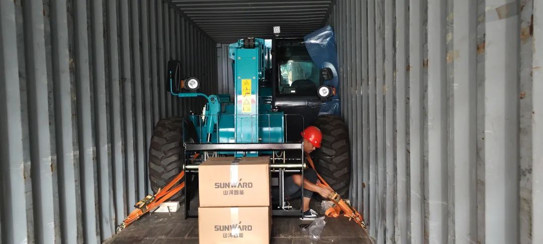 单笔采购金额万万元！龙8头号玩家智能伸缩臂叉装车批量出口