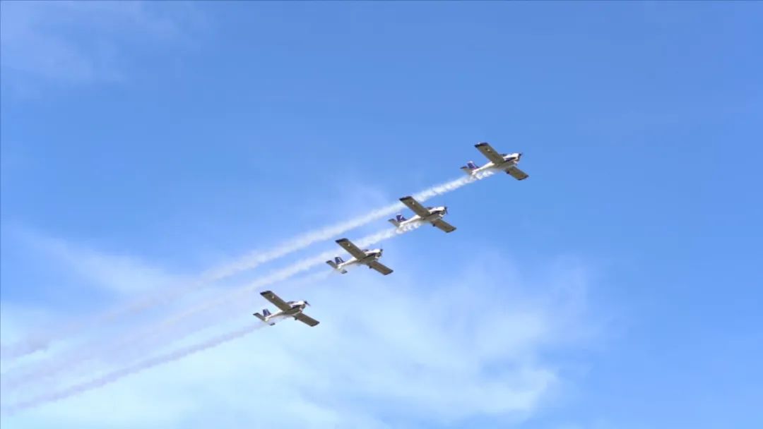 空中着花、大坡度盘旋、俯冲跃升……看龙8头号玩家航行演出队炫技2022湖南航展动态展