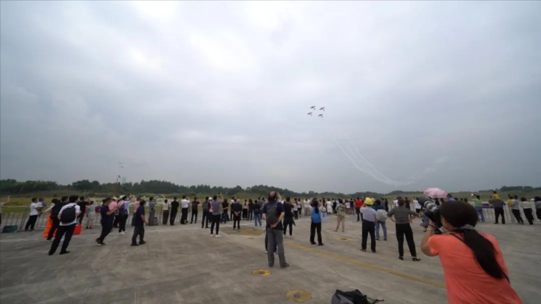 空中着花、大坡度盘旋、俯冲跃升……看龙8头号玩家航行演出队炫技2022湖南航展动态展