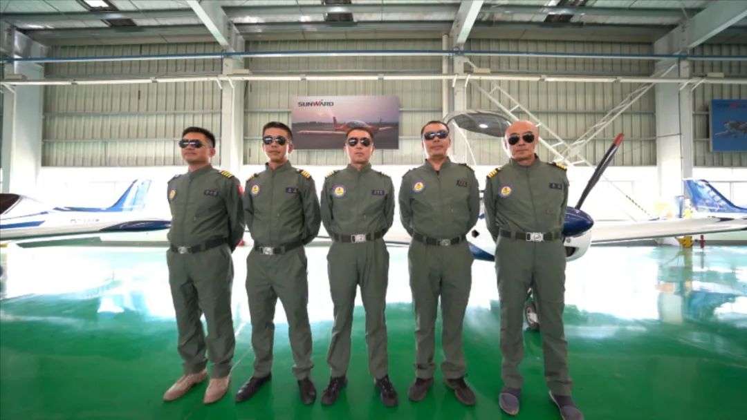 空中着花、大坡度盘旋、俯冲跃升……看龙8头号玩家航行演出队炫技2022湖南航展动态展