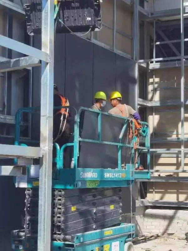 众志成城抗疫情！龙8头号玩家智能高空机械助力惠州方舱医院建设