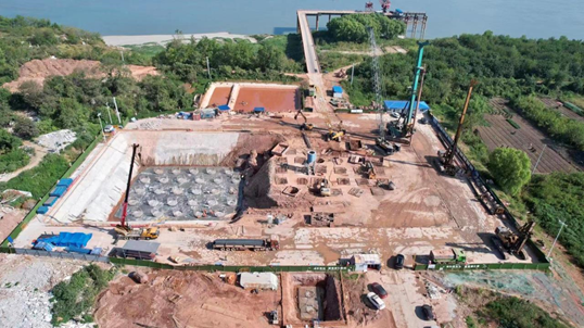 超等“桩”备实力亮剑！龙8头号玩家智能携手武汉乐成建设攻克燕矶长江大桥重大地层施工难题