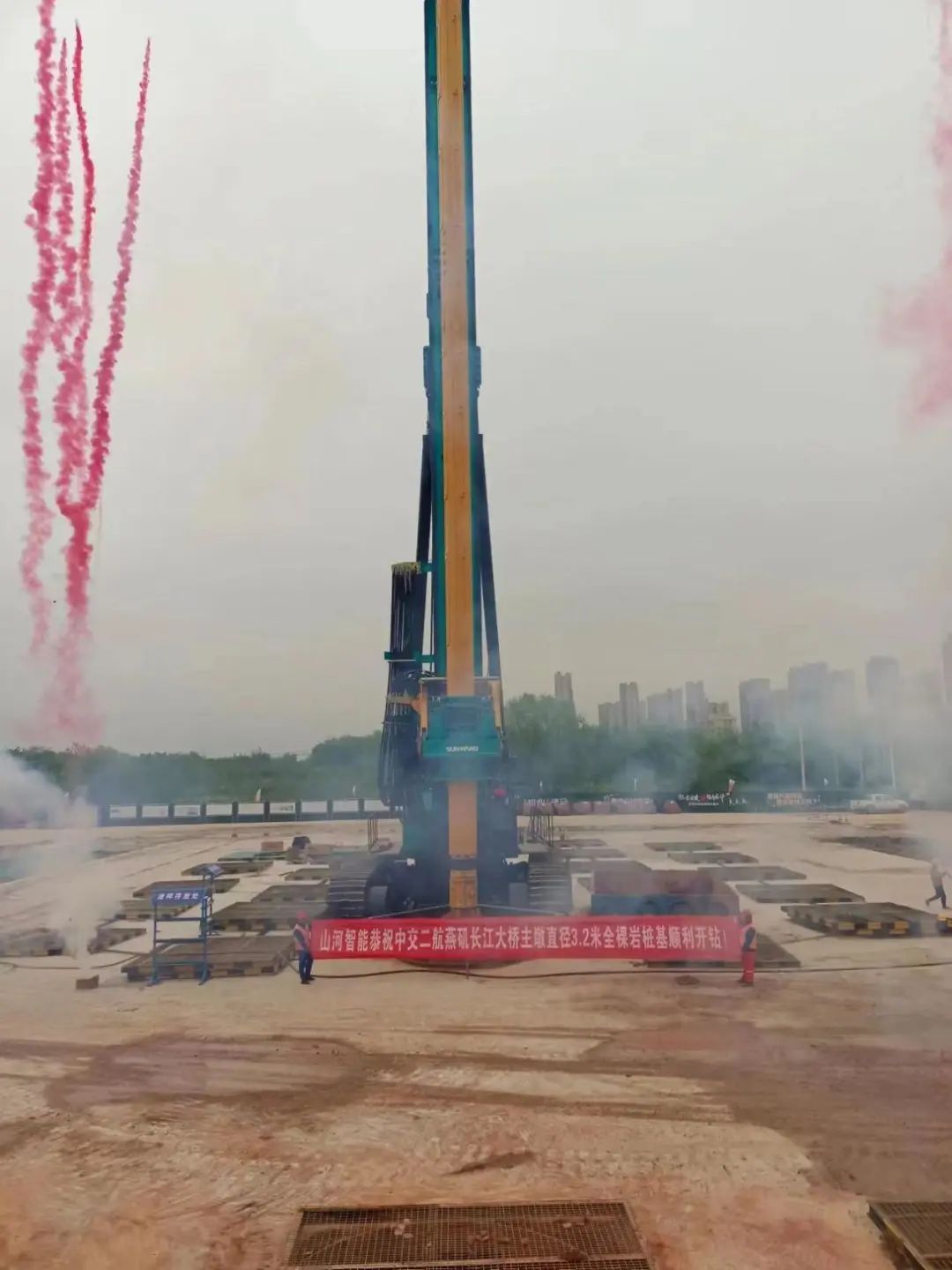 超等“桩”备实力亮剑！龙8头号玩家智能携手武汉乐成建设攻克燕矶长江大桥重大地层施工难题