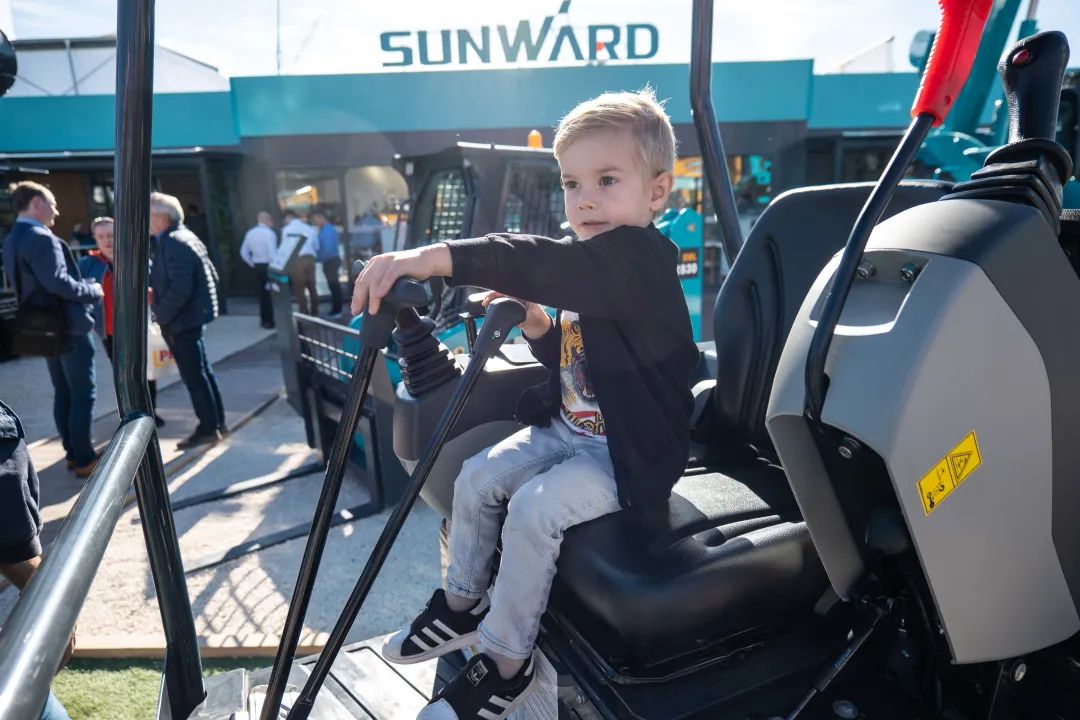 Bauma 2022 | 一组火热现场图带您重温龙8头号玩家智能德国宝马展之旅