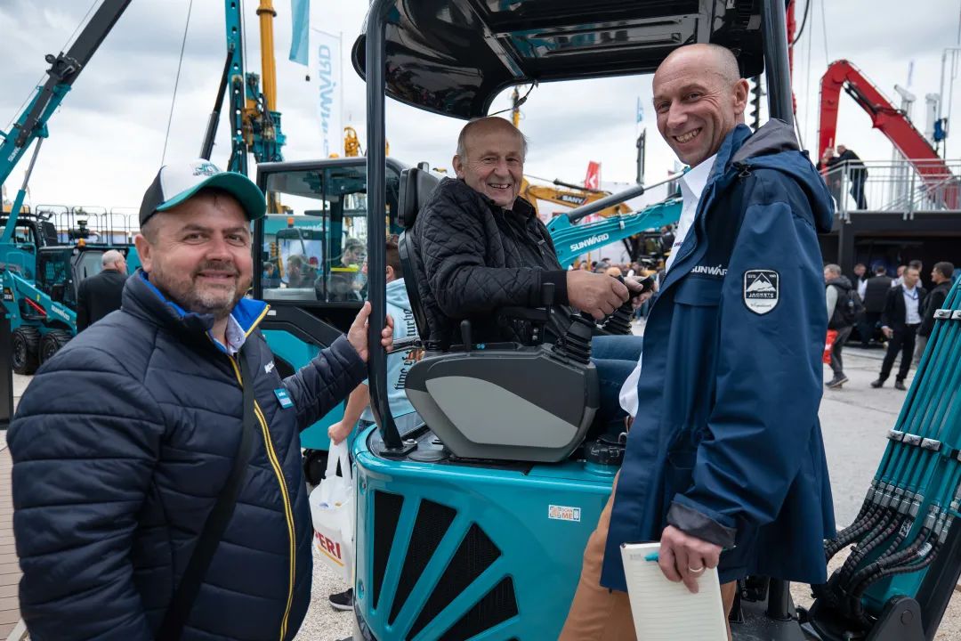 Bauma 2022 | 一组火热现场图带您重温龙8头号玩家智能德国宝马展之旅