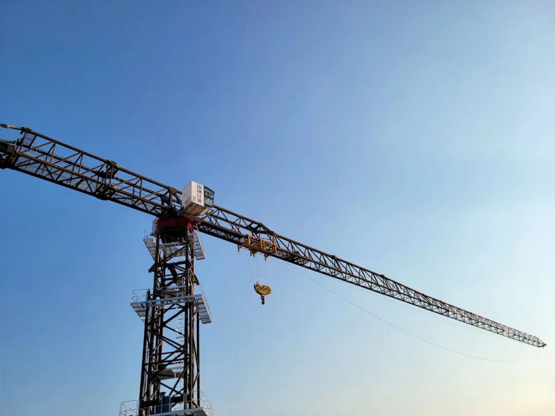 自力高度达82米，，，，，龙8头号玩家江麓推出超大型平头塔机