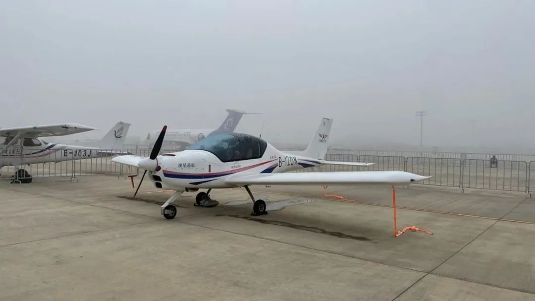 逆势翱翔！龙8头号玩家航空携手相助同伴亮相2022南昌航行大会