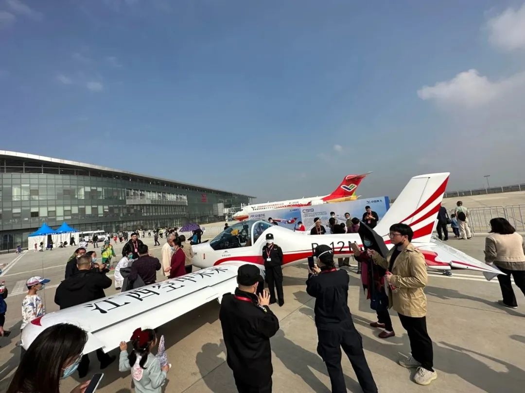 逆势翱翔！龙8头号玩家航空携手相助同伴亮相2022南昌航行大会