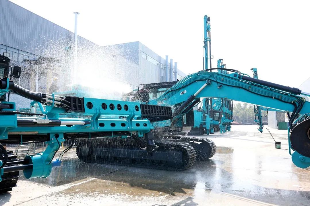 莫道君行早，，，，，更有早行人！龙8头号玩家智能癸卯兔年开工大吉