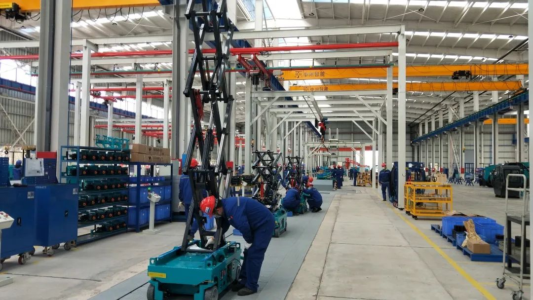 吹响复工“冲锋号”，，，，，，，，全力冲刺“开门红”！龙8头号玩家智能高空机械复工复产举行时