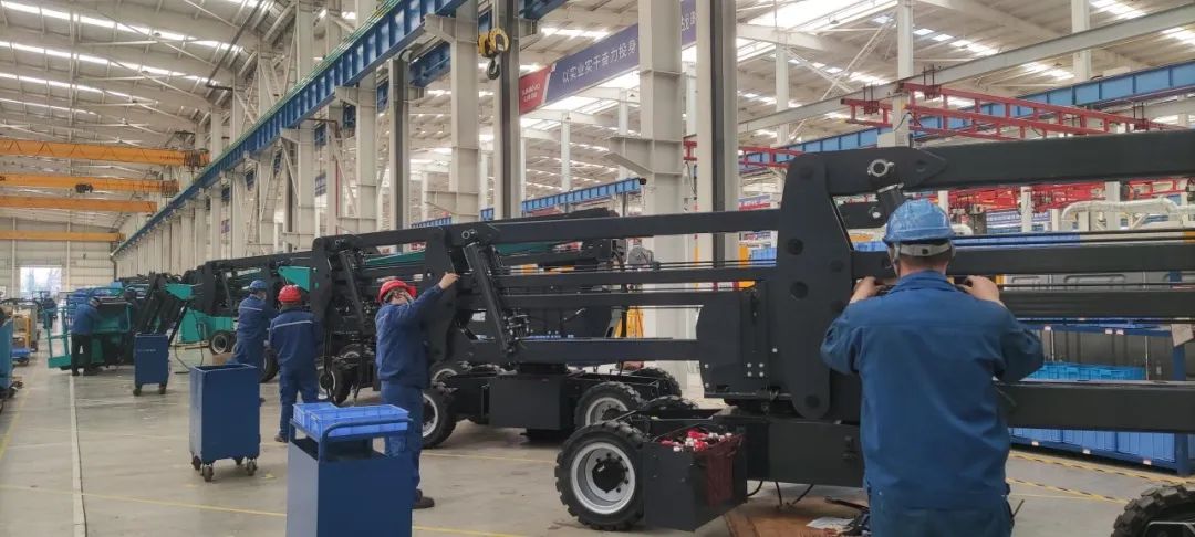 吹响复工“冲锋号”，，，，，，，，全力冲刺“开门红”！龙8头号玩家智能高空机械复工复产举行时