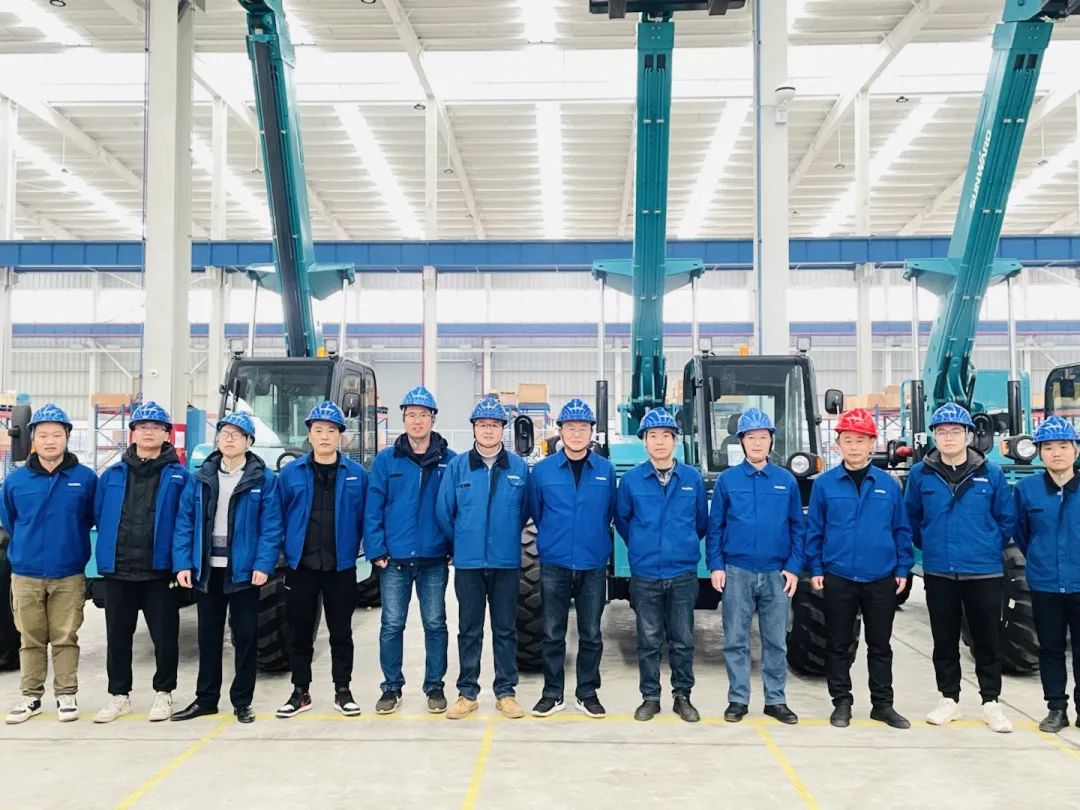 “兔飞猛进”添新品！龙8头号玩家智能两款伸缩臂叉装车同时下线