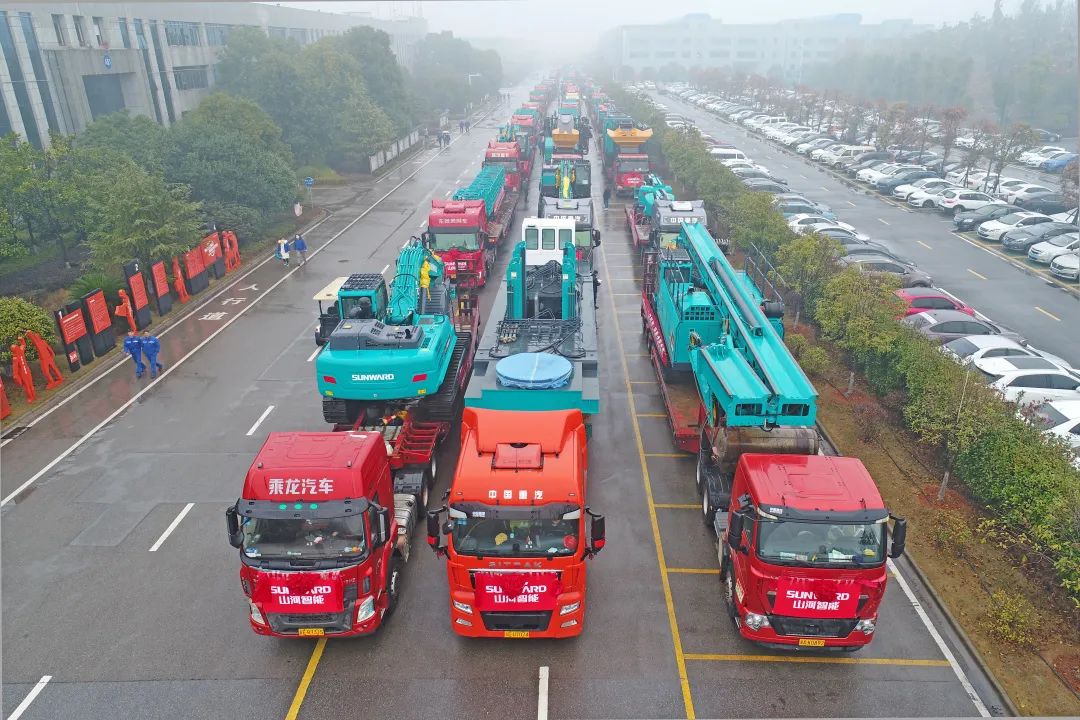 新局新篇，，，，，，，宏兔启航！龙8头号玩家智能超200台套装备集中发货