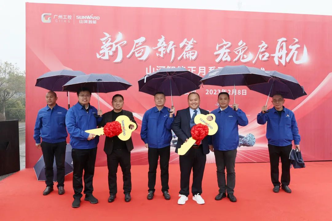 新局新篇，，，，，，，宏兔启航！龙8头号玩家智能超200台套装备集中发货