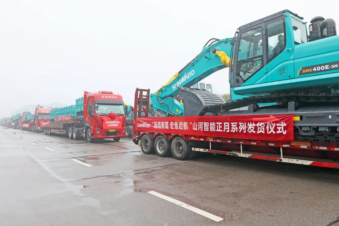 新局新篇，，，，，，，宏兔启航！龙8头号玩家智能超200台套装备集中发货