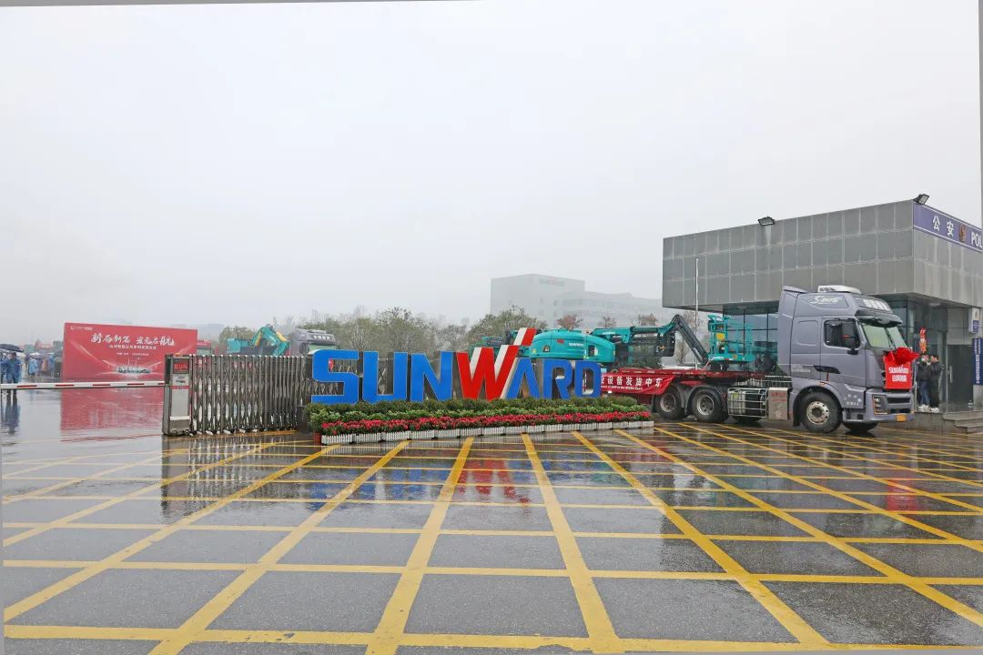 新局新篇，，，，，，，宏兔启航！龙8头号玩家智能超200台套装备集中发货