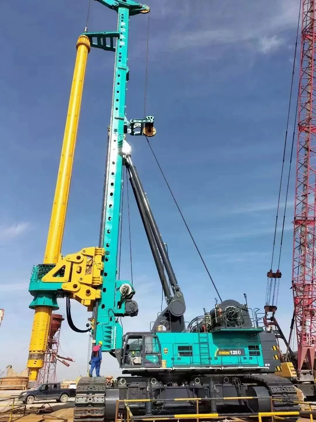 首桩开钻！龙8头号玩家智能超等旋挖实力助建天下最大跨度公铁两用大桥