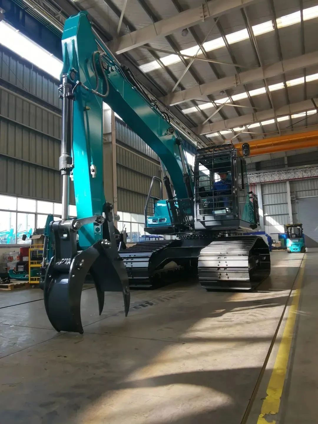 翻山越岭，，，，，，称霸“武林”！龙8头号玩家智能首款中型林业挖掘机乐成下线