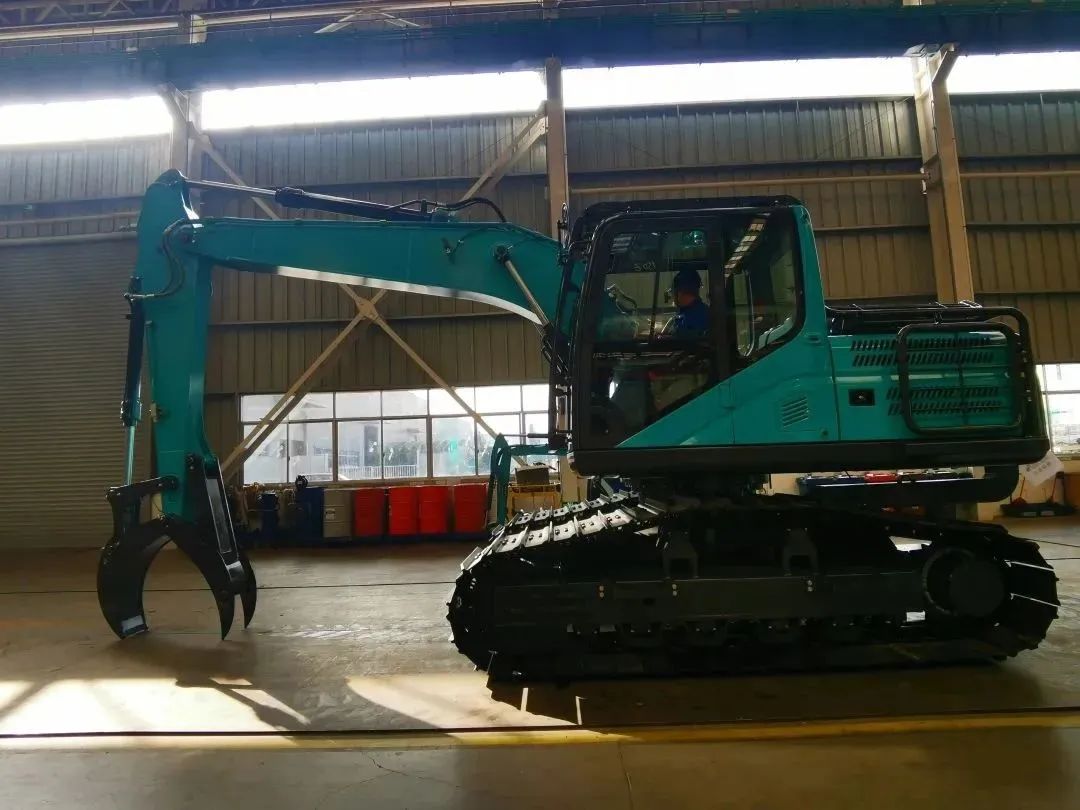 翻山越岭，，，，，，称霸“武林”！龙8头号玩家智能首款中型林业挖掘机乐成下线